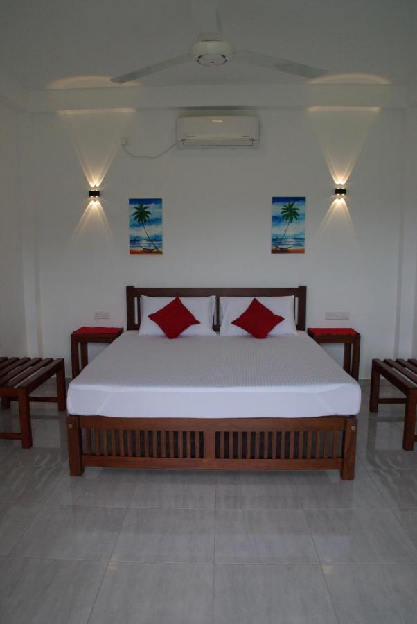 Villa Red Pool Хіккадува Екстер'єр фото