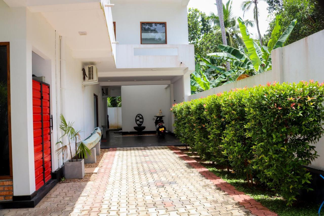 Villa Red Pool Хіккадува Екстер'єр фото