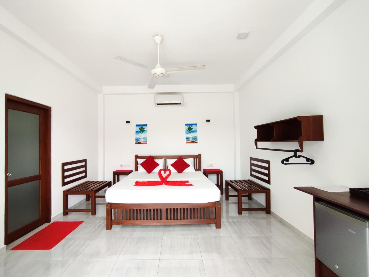 Villa Red Pool Хіккадува Екстер'єр фото