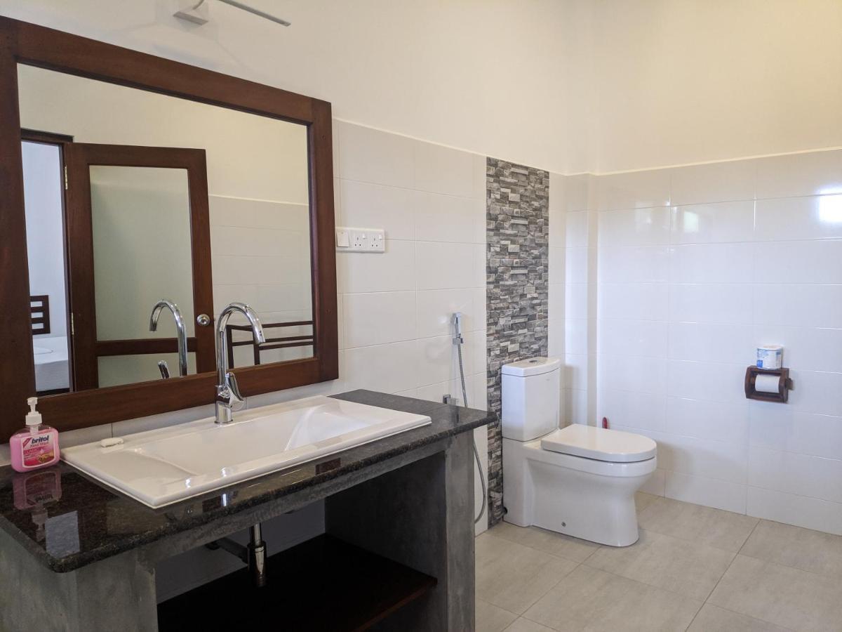 Villa Red Pool Хіккадува Екстер'єр фото